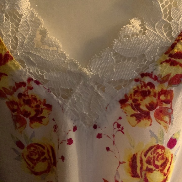 Free People Blouse Precious low back w/lace. V neck front with lace like new - Picture 4 of 5